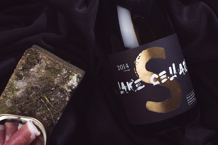 摩西湖紅酒品牌形象塑造,大膽而年輕,給奢侈品注入活力