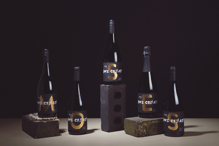 摩西湖紅酒品牌形象塑造,大膽而年輕,給奢侈品注入活力